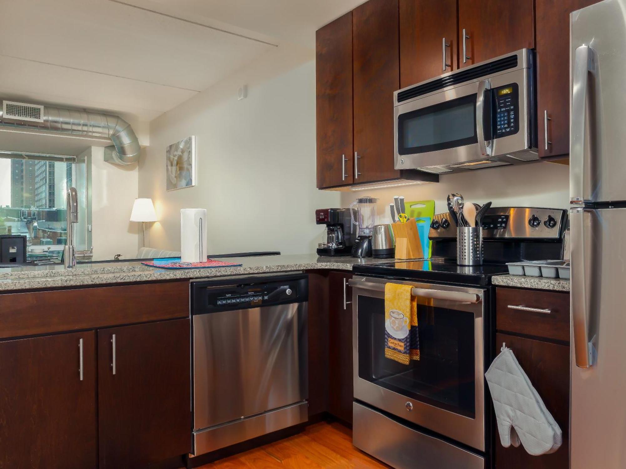 Cozy Fully Furnished 2 Bedroom 2 Bathroom Apts Apartment *